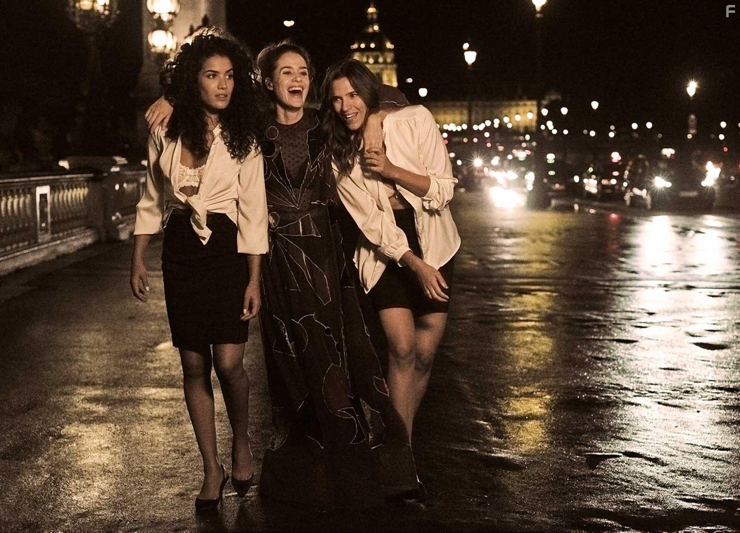 Sabrina Ouazani, Alice David, and Charlotte Gabris in Demi soeurs (2018)