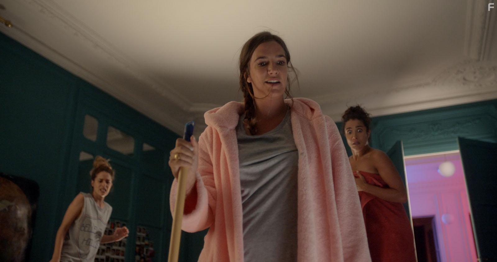 Sabrina Ouazani, Alice David, and Charlotte Gabris in Demi soeurs (2018)