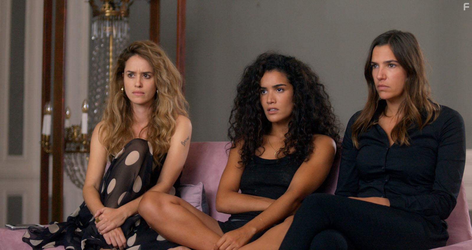 Sabrina Ouazani, Alice David, and Charlotte Gabris in Demi soeurs (2018)
