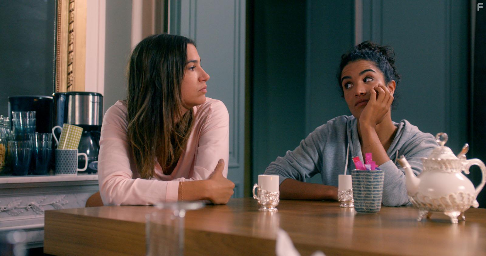 Sabrina Ouazani and Charlotte Gabris in Demi soeurs (2018)