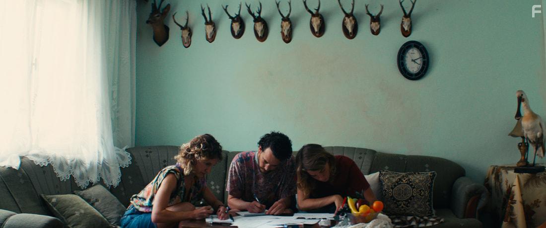 Adle Haenel, Antonia Buresi, and Jonathan Couzini in Les hros ne meurent jamais (2019)