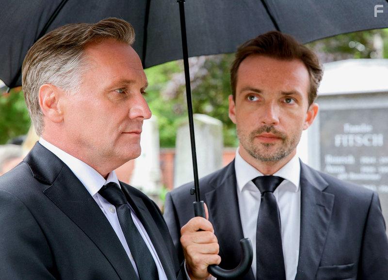 Lucas Gregorowicz and Bernhard Schir in Vorstadtweiber (2015)