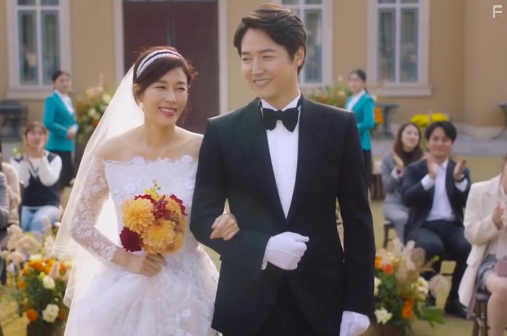 Sang-Hyun Yoon and Ha-neul Kim in Eitin Eogein (2020)