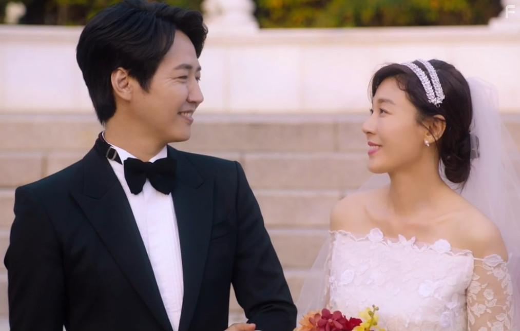 Sang-Hyun Yoon and Ha-neul Kim in Eitin Eogein (2020)
