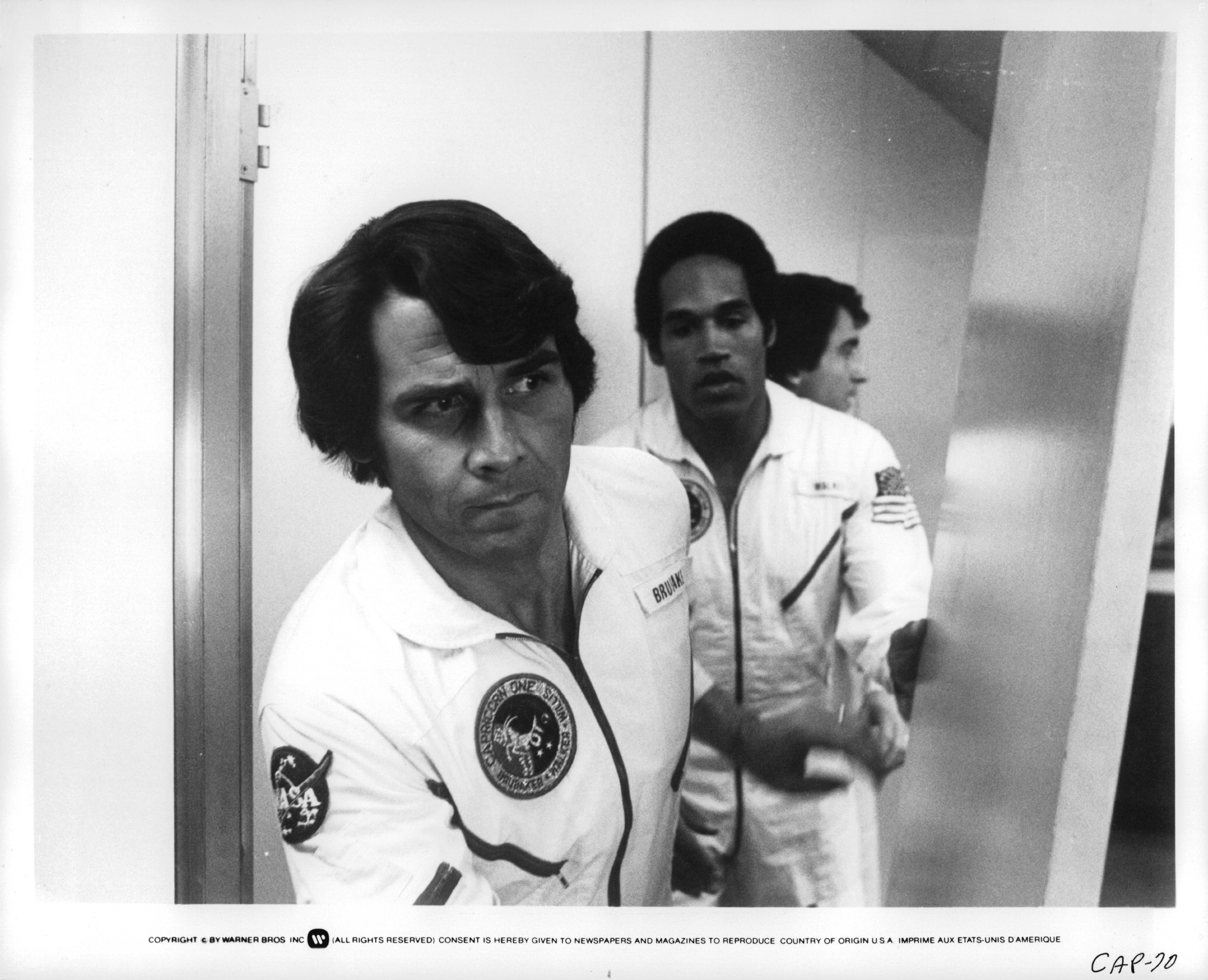 James Brolin, O.J. Simpson, and Sam Waterston in Козерог один (1977)