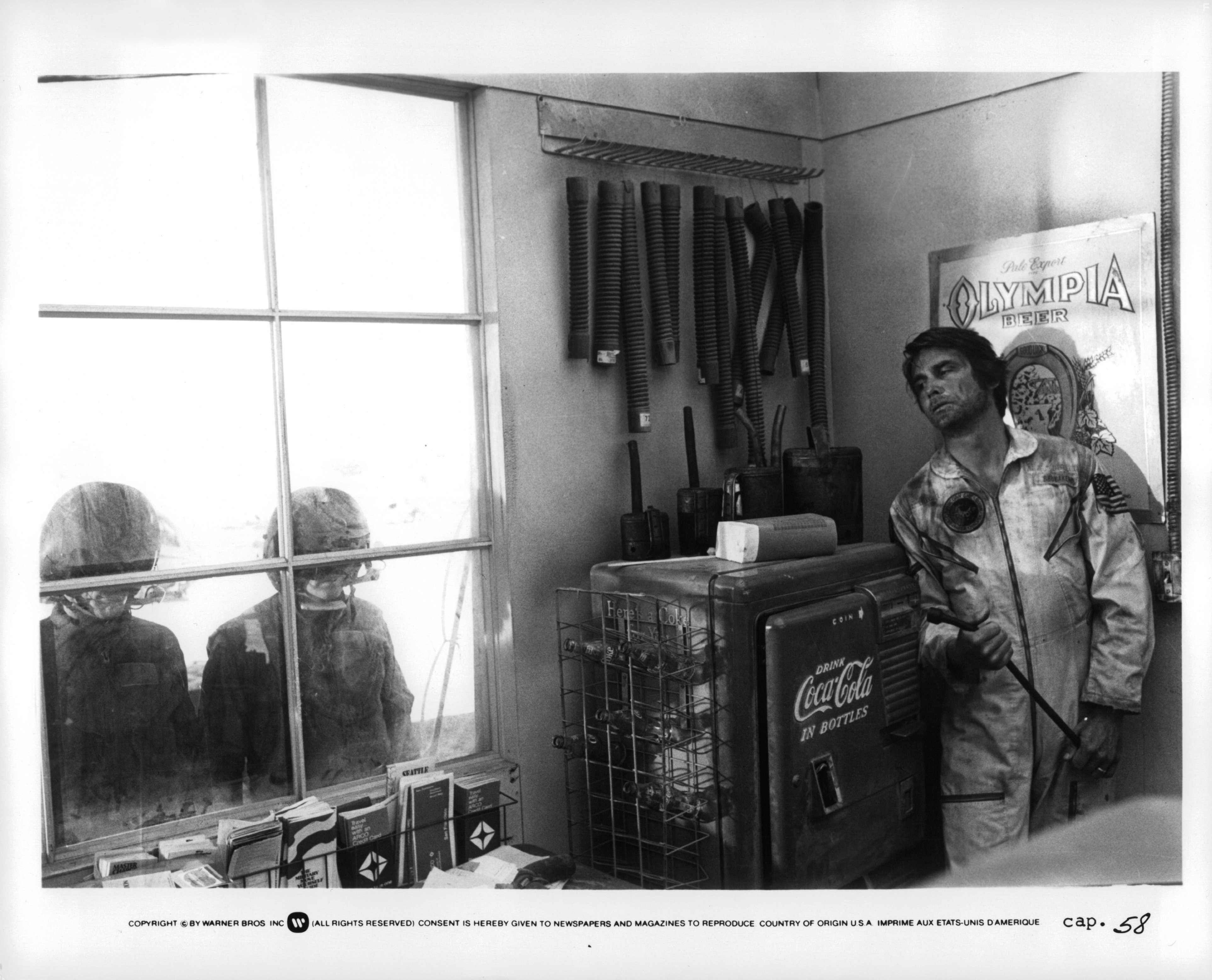 James Brolin in Козерог один (1977)