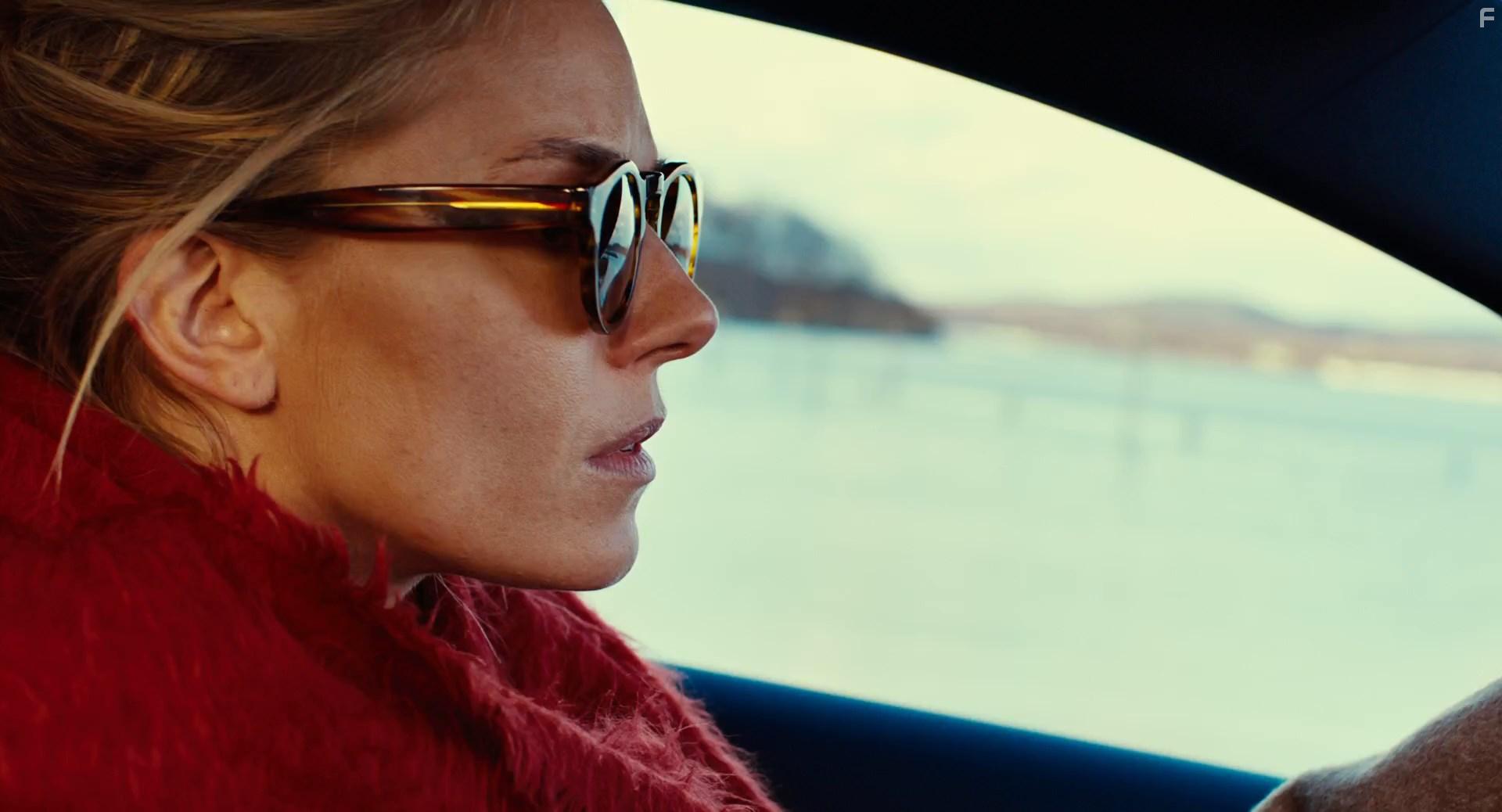 Sienna Miller in The Private Life of a Modern Woman (2017)