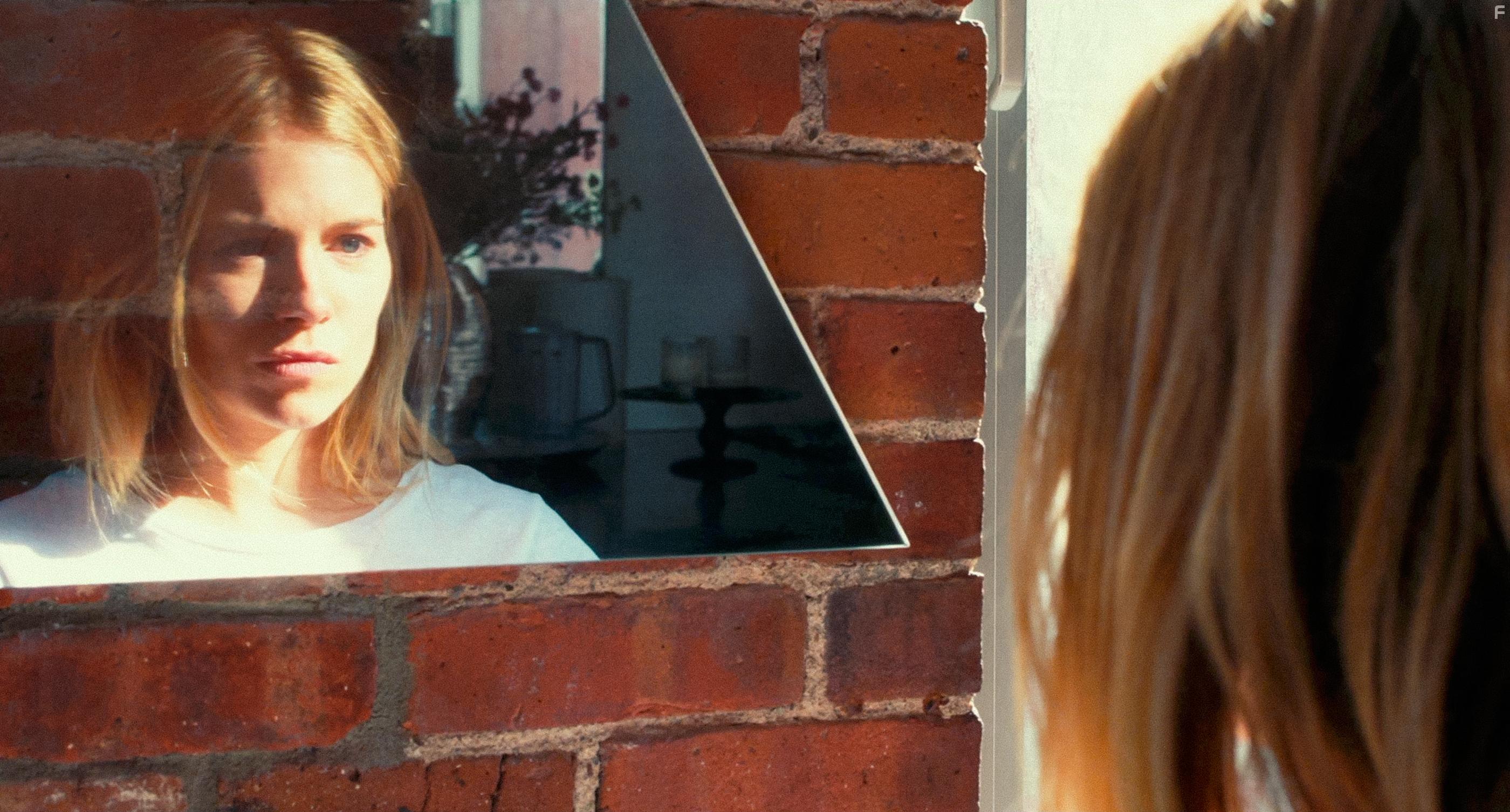 Sienna Miller in The Private Life of a Modern Woman (2017)