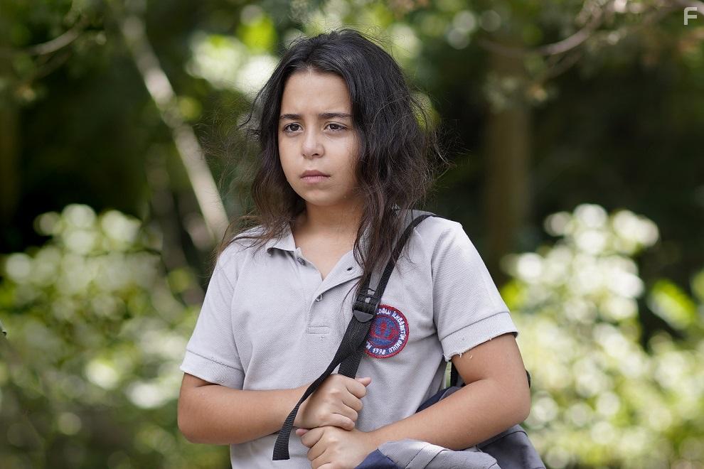 Beren Gokyildiz in Kimsesizler (2020)