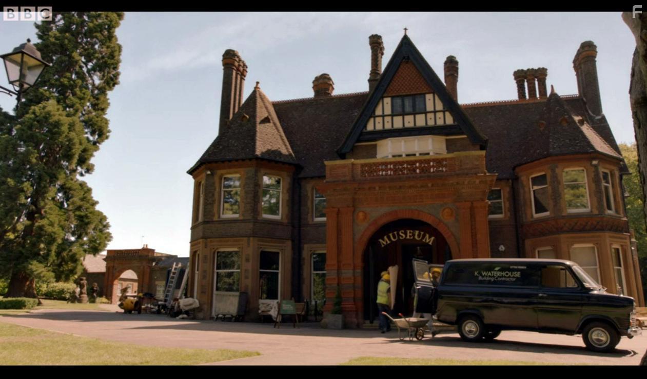 Mackenzie Crook and Stephen Samson in Worzel Gummidge (2019)