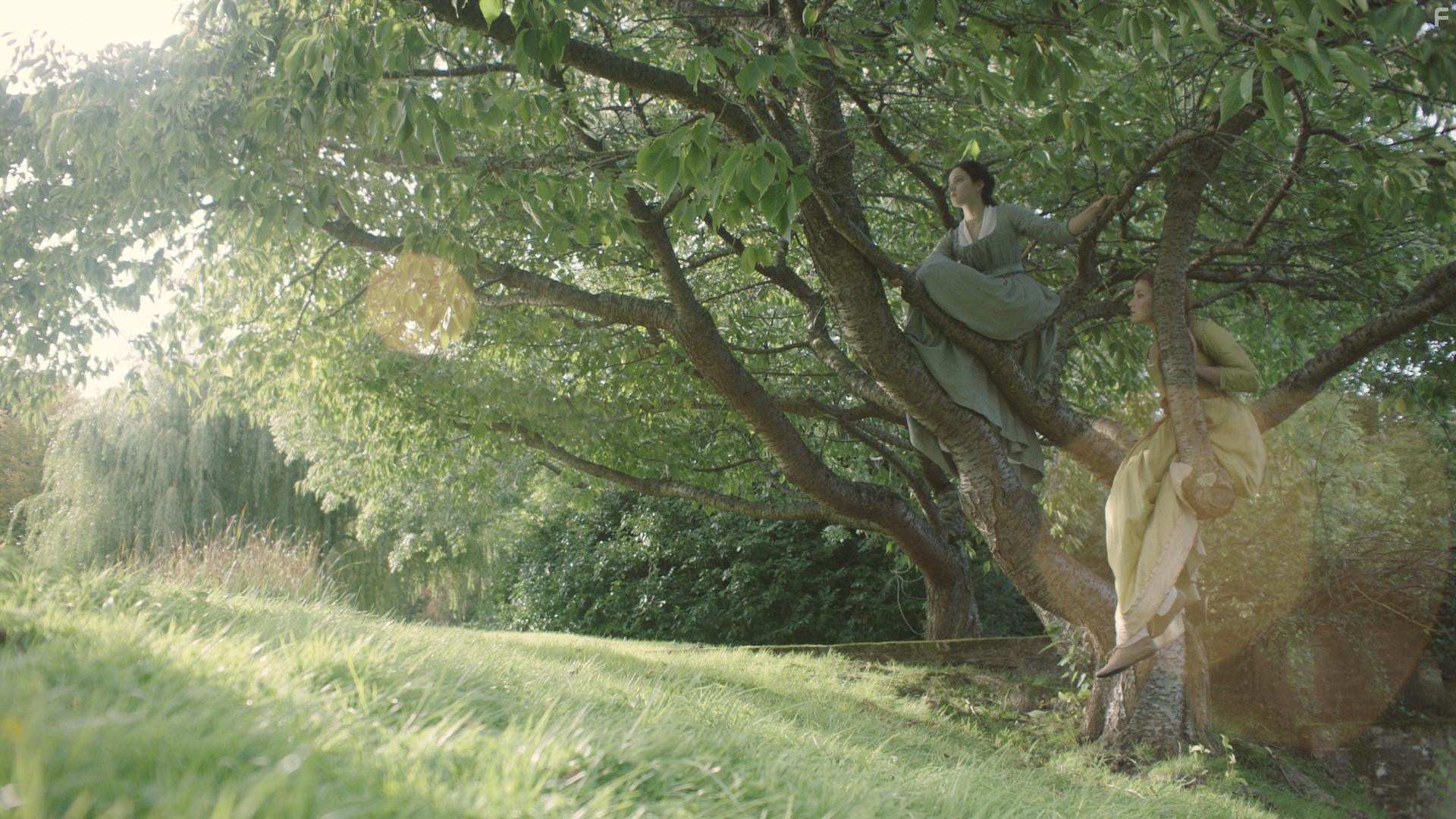 Hannah Rae and Devrim Lingnau in Carmilla (2019)