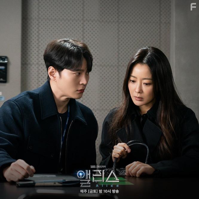Hee-seon Kim and Joo Won in Aelliseu (2020)