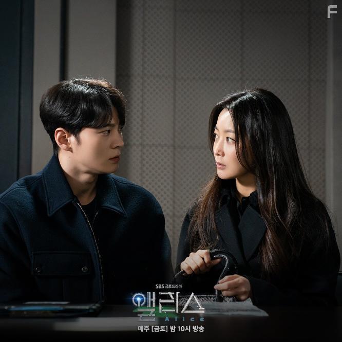 Hee-seon Kim and Joo Won in Aelliseu (2020)