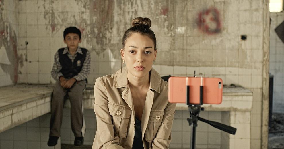 Dilan iek Deniz in Yarim Kalan Asklar (2020)