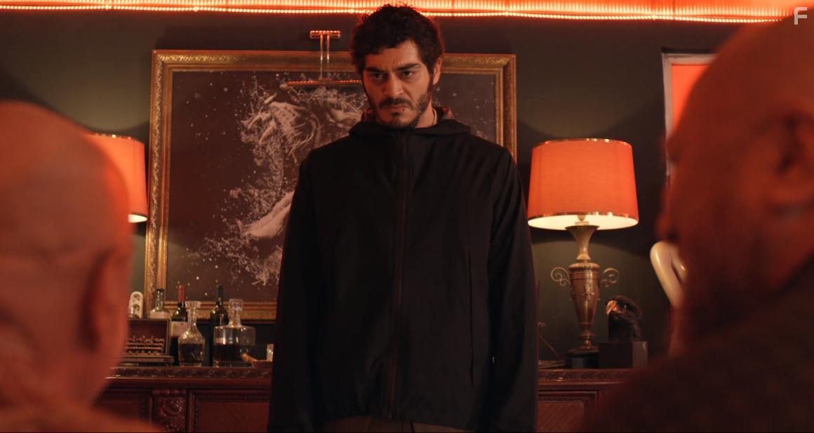 Ezel Akay, Dogan etiner, and Burak Deniz in Yarim Kalan Asklar (2020)