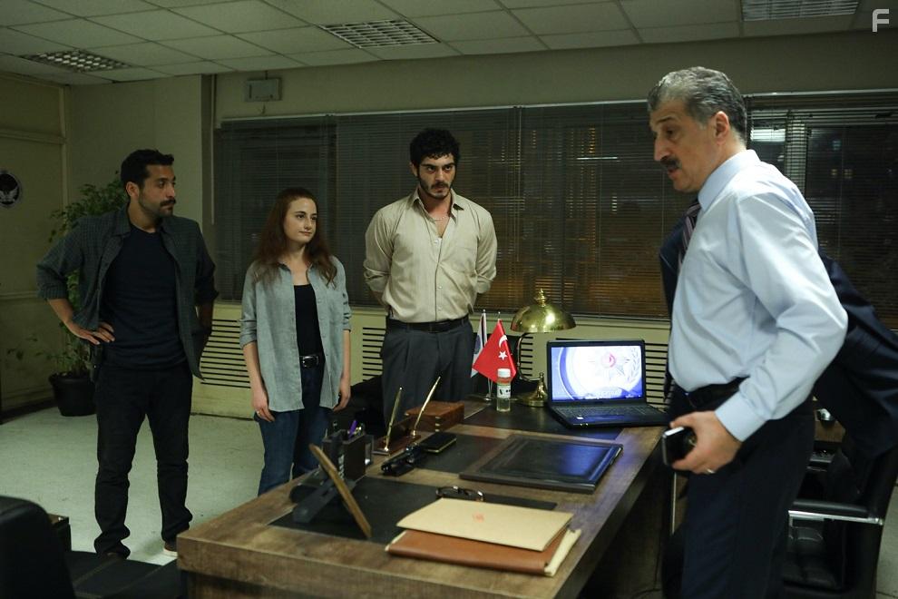 Cem Davran, Nazli Bulum, Burak Deniz, and Cihat Suvarioglu in Yarim Kalan Asklar (2020)