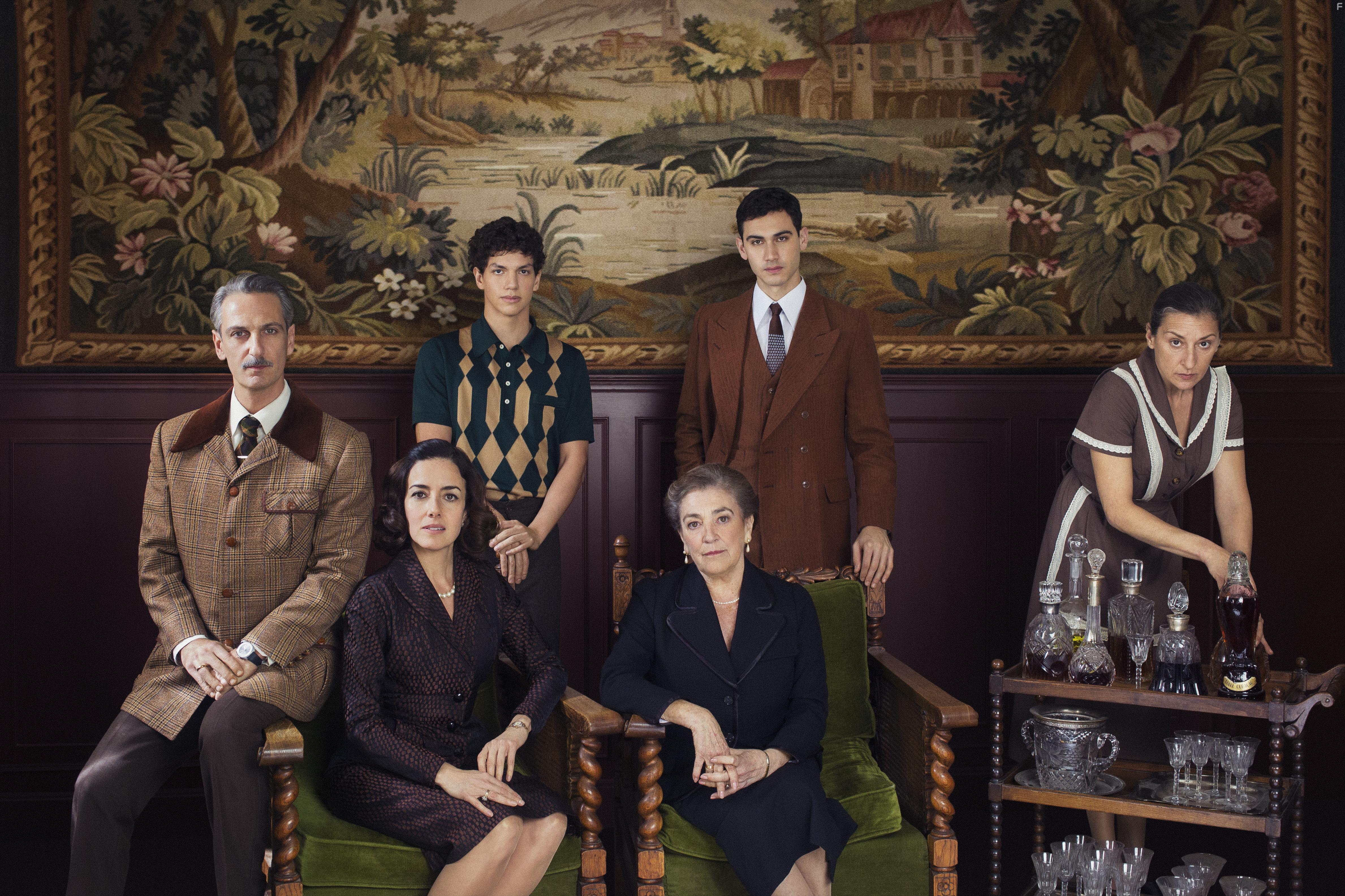 Ernesto Alterio, Mariola Fuentes, Carmen Maura, Alejandro Speitzer, Cecilia Surez, and Isaac Hernndez in Alguien tiene que morir (2020)