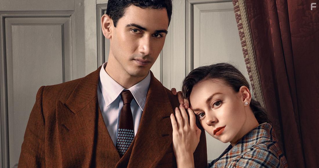 Alejandro Speitzer and Ester Expsito in Alguien tiene que morir (2020)