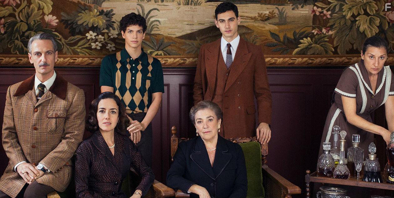 Ernesto Alterio, Mariola Fuentes, Carmen Maura, Alejandro Speitzer, Cecilia Surez, and Isaac Hernndez in Alguien tiene que morir (2020)
