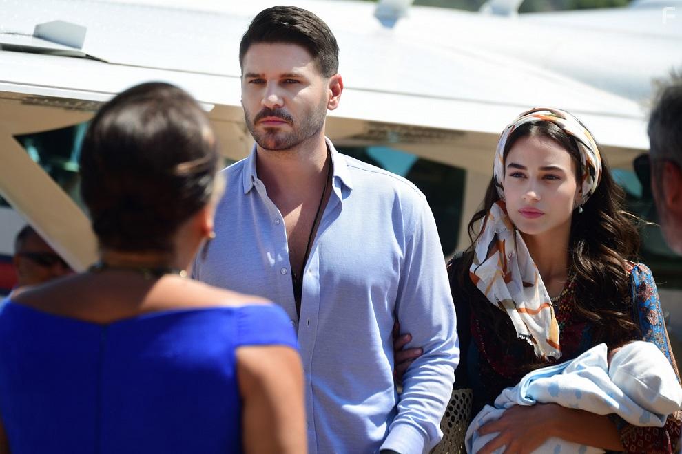 Sude Zlal Gler and Tolgahan Sayisman in Seref Sz (2020)