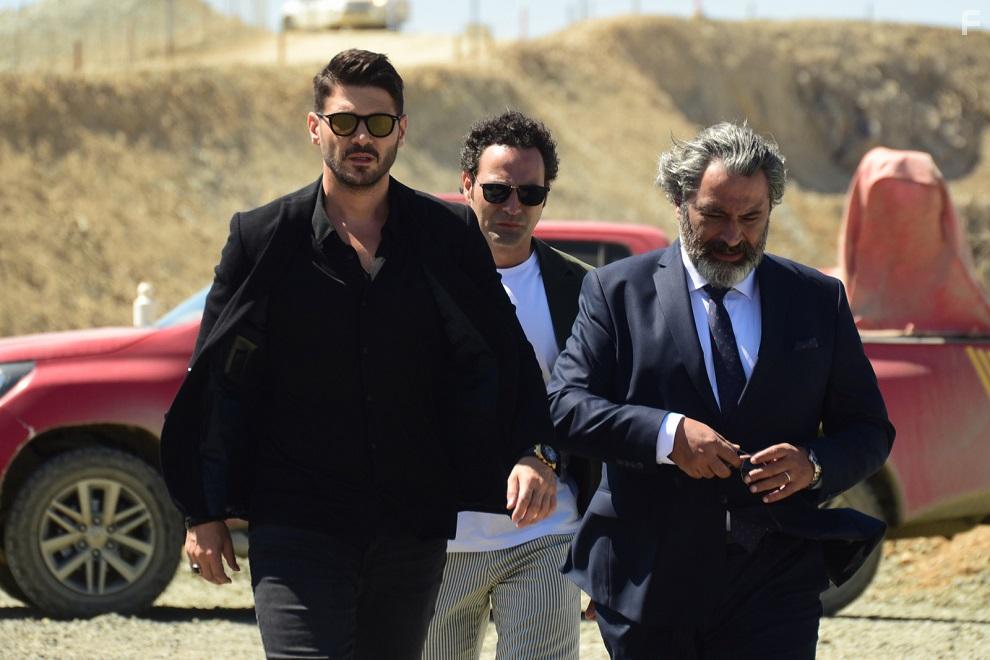 Mert Yavuzcan, Tolgahan Sayisman, and Blent Dzgnoglu in Seref Sz (2020)