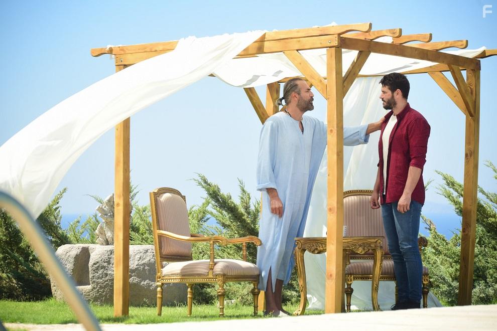 Tolgahan Sayisman and Numan akir in Seref Sz (2020)