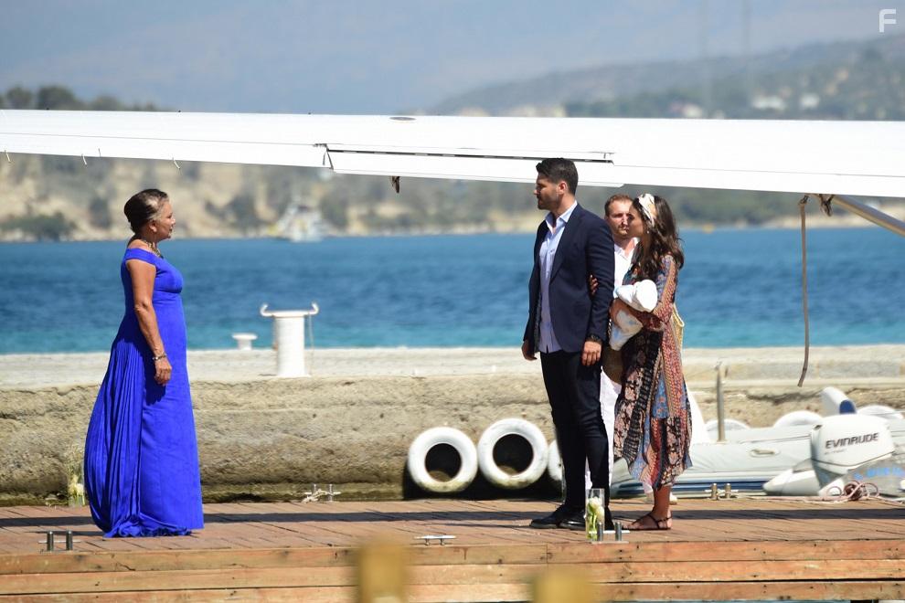 Hlya Darcan, Sude Zlal Gler, and Tolgahan Sayisman in Seref Sz (2020)