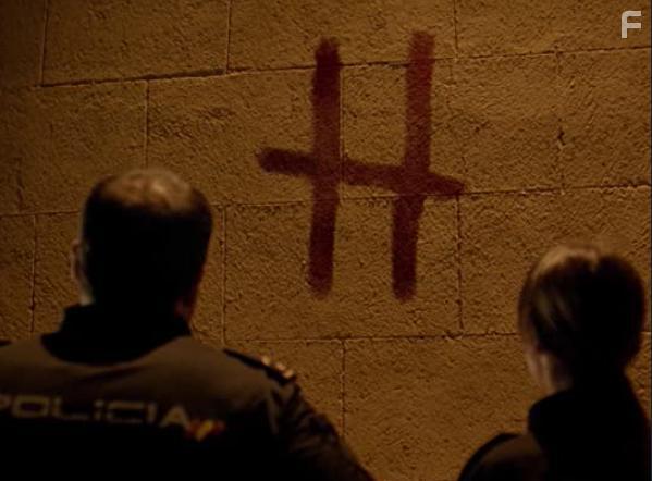 Alfonso Lara and Jlia Molins in Seoras del (h)AMPA: Cuatro seoras y un funeral (2020)