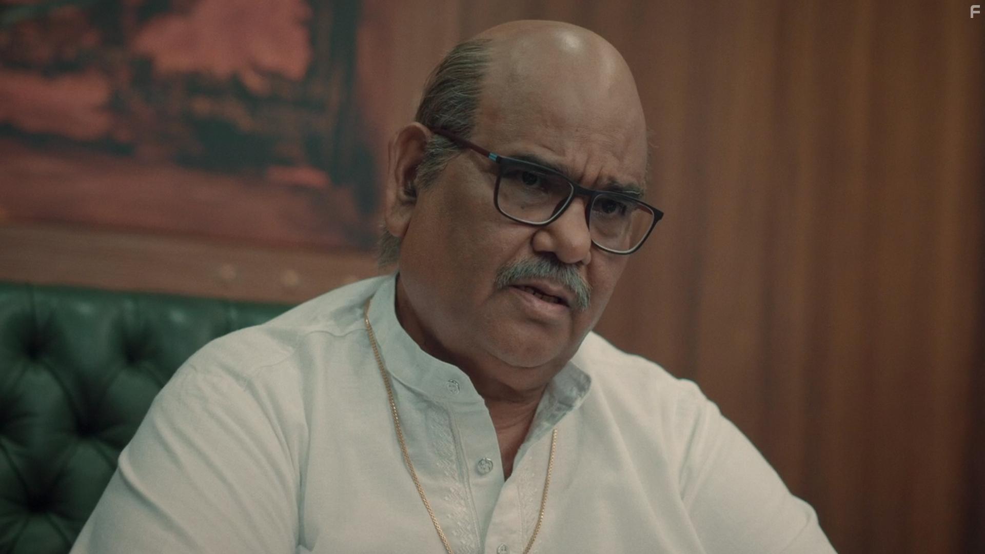 Satish Kaushik in SCAM 1992: The Harshad Mehta Story (2020)
