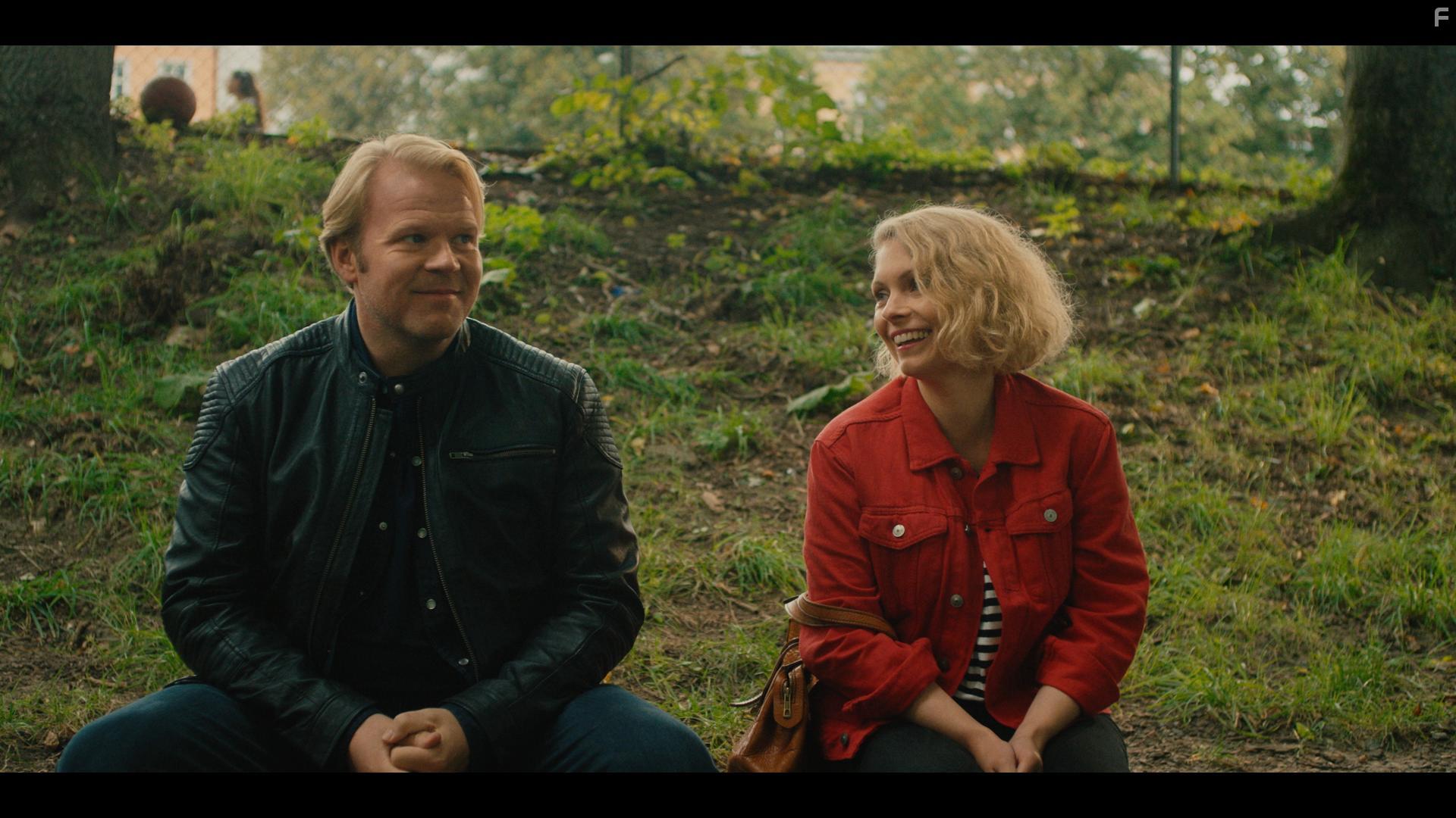 Anders Baasmo Christiansen and MyAnna Buring in En natt (2018)