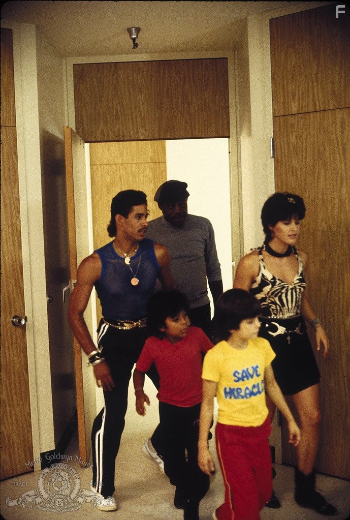 Lucinda Dickey and Adolfo Quinones in Брейк-данс 2: Электрическое Бугало (1984)