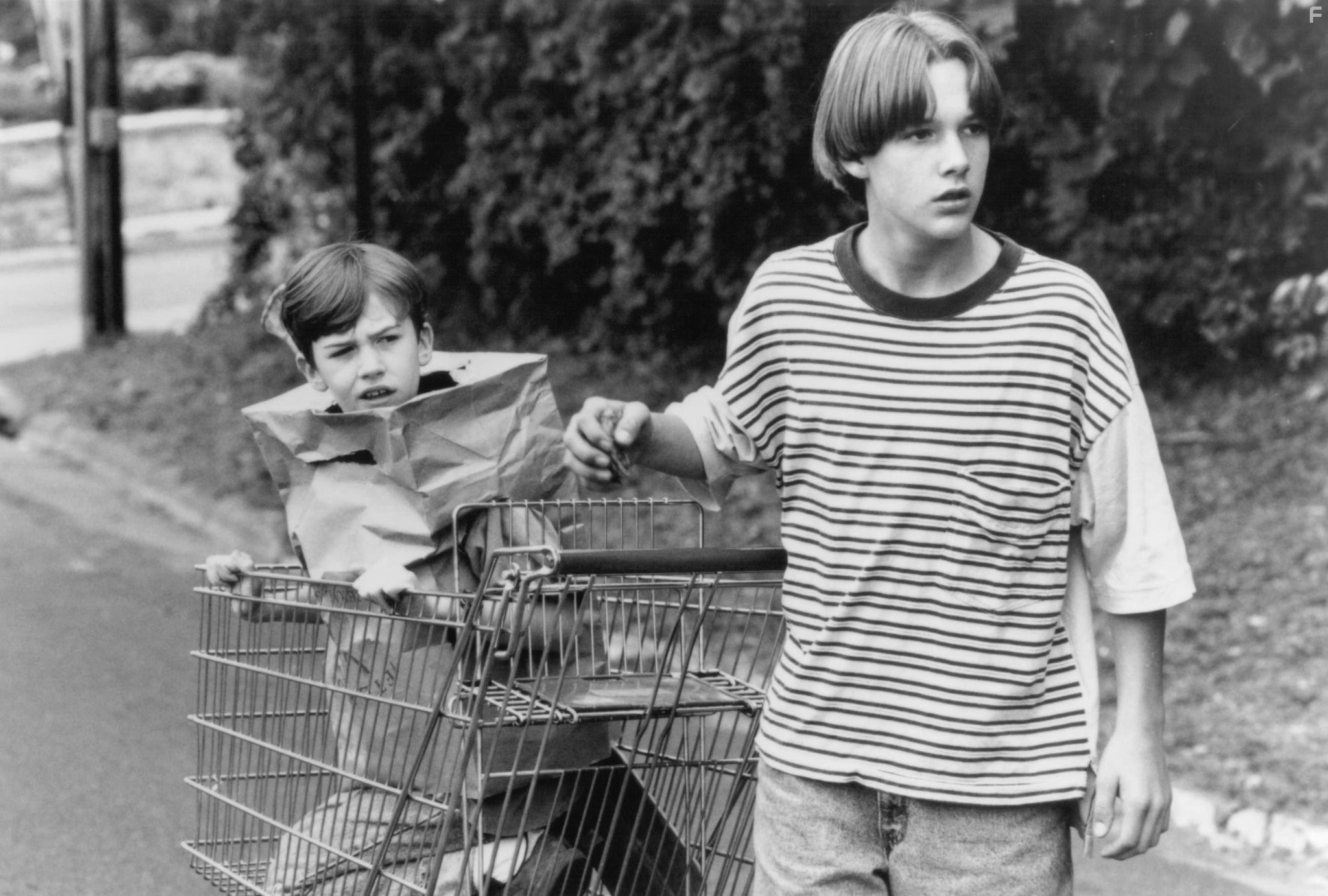 Brad Renfro and Joseph Mazzello in Лекарство (1995)