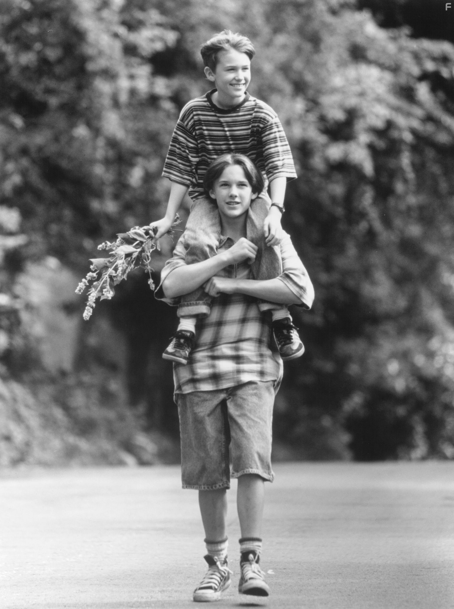 Brad Renfro and Joseph Mazzello in Лекарство (1995)