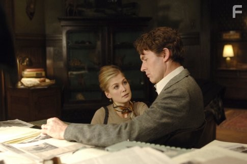 Stephen Dillane and Rosamund Pike in Осколки (2007)