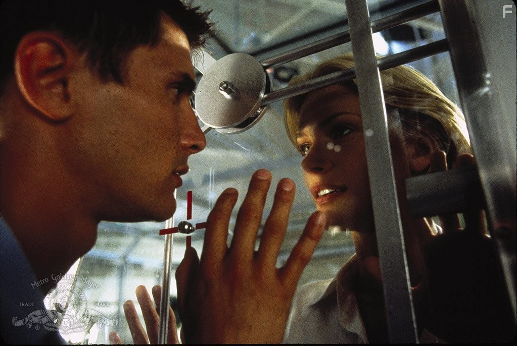 Natasha Henstridge and Justin Lazard in Особь II (1998)