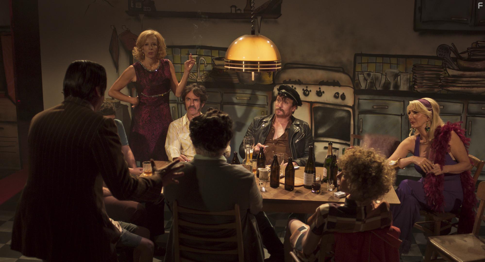 Oliver Masucci, Dsire Nick, Katja Riemann, Felix Hellmann, and Frida-Lovisa Hamann in Enfant Terrible (2020)