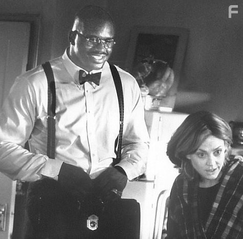 Ally Walker and Shaquille O'Neal in Джинна вызывали? (1996)