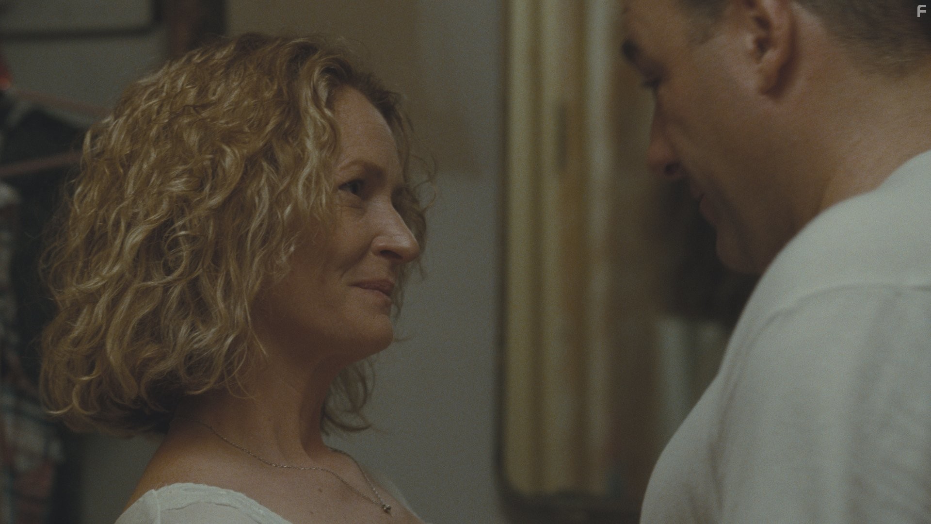 James Gandolfini and Melissa Leo in Добро пожаловать к Райли (2010)