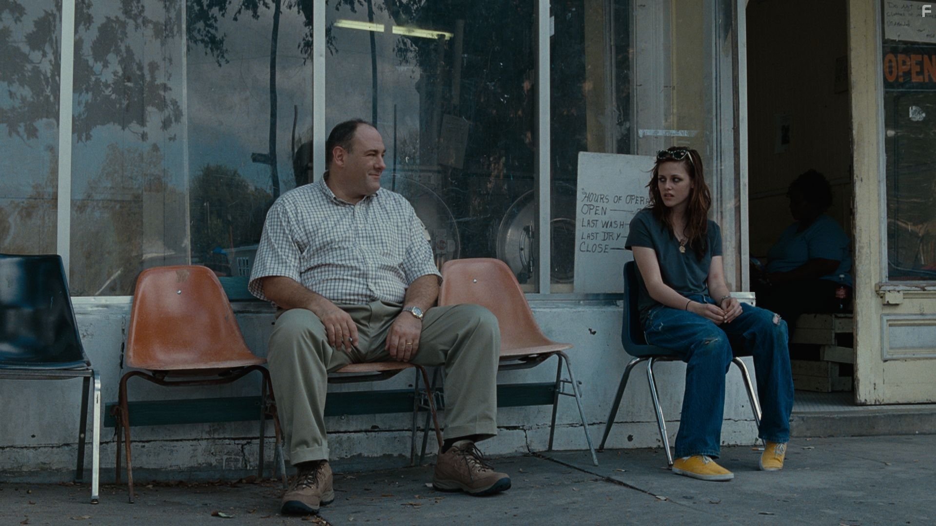 James Gandolfini and Kristen Stewart in Добро пожаловать к Райли (2010)