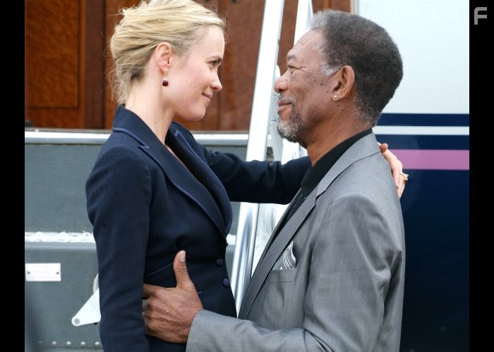 Morgan Freeman and Radha Mitchell in Кодекс вора (2009)