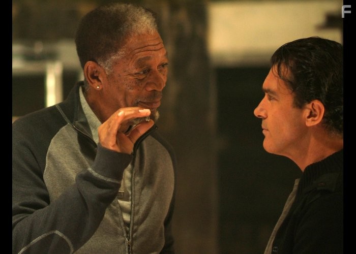 Antonio Banderas and Morgan Freeman in Кодекс вора (2009)