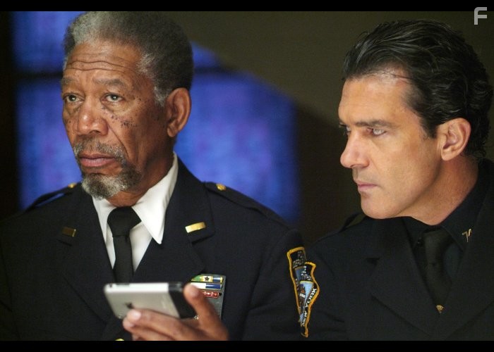 Antonio Banderas and Morgan Freeman in Кодекс вора (2009)