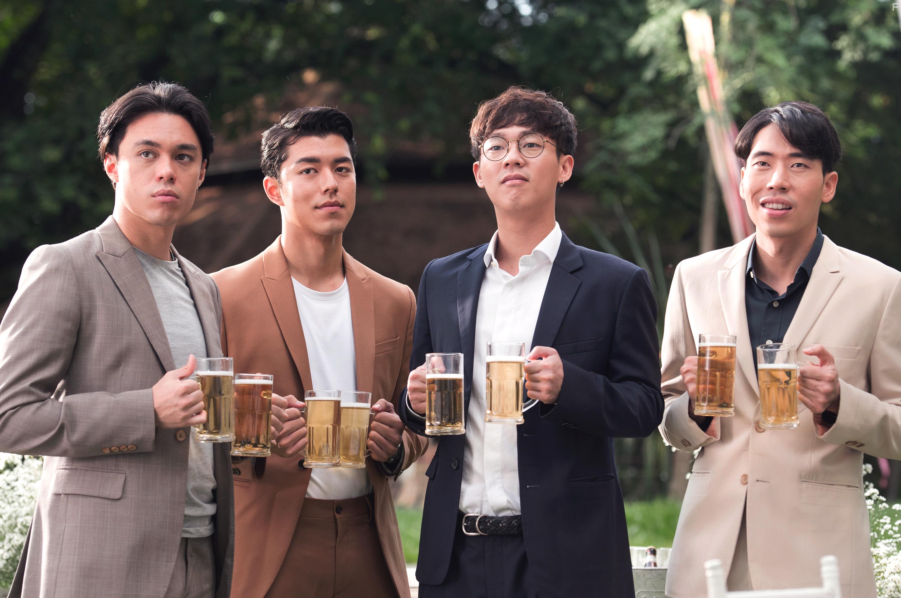 Sukhapat Lohwacharin, Nutthasit Kotimanuswanich, Naphat Siangsomboon, and Benjamin Joseph Varney in Rawang... Sinsud thang pheuxn (2019)