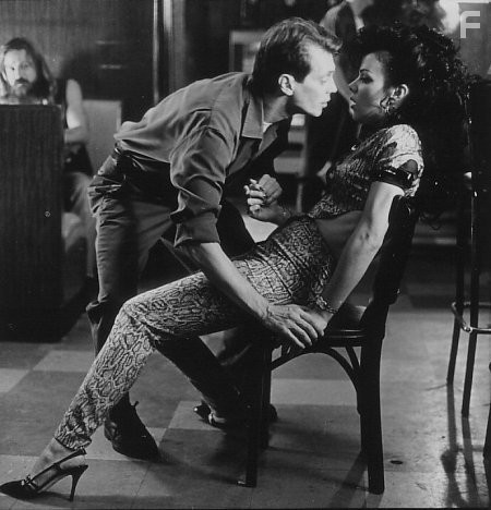 Steve Buscemi and Debi Mazar in Истина в вине (1996)