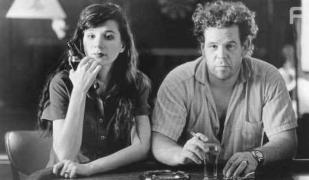 Eszter Balint and Mark Boone Junior in Истина в вине (1996)