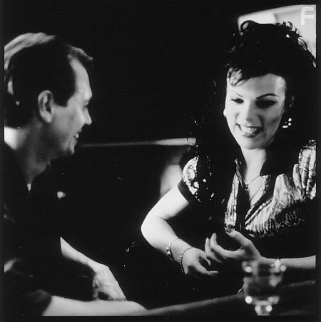 Steve Buscemi and Debi Mazar in Истина в вине (1996)