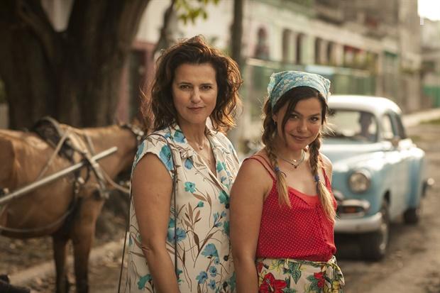 Susan Visser and Abbey Hoes in Verliefd op Cuba (2019)