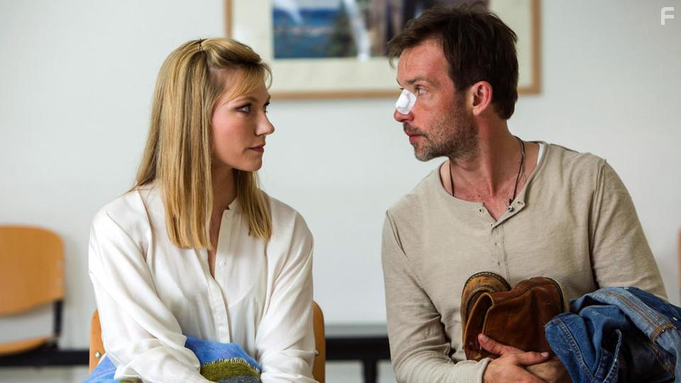 Johanna-Christine Gehlen and Lucas Gregorowicz in Papa hat keinen Plan (2019)