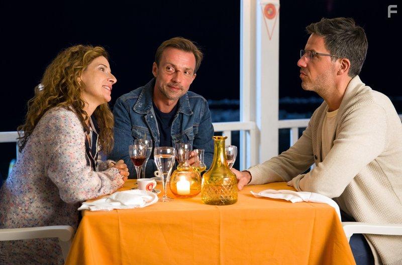 Tim Bergmann, Lucas Gregorowicz, and Clelia Sarto in Papa hat keinen Plan (2019)