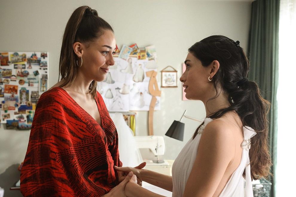 Hazar Ergl and Dilan iek Deniz in Alev Alev (2020)